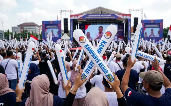 Penonton meramaikan kegiatan kampanye di ruang terbuka.