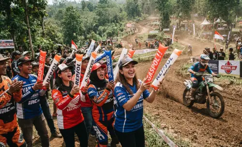 balon tepuk banyuwangi digunakan penonton pada acara motor trial