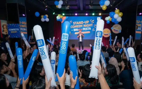 Penonton menyaksikan pertunjukan stand up komedi