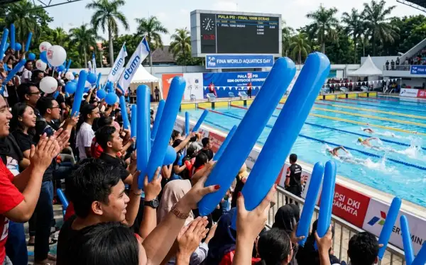 balon tepuk batang sedang digunakan pada perlombaan renang