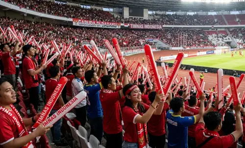 balon tepuk batu sedang digunakan oleh supporter bola