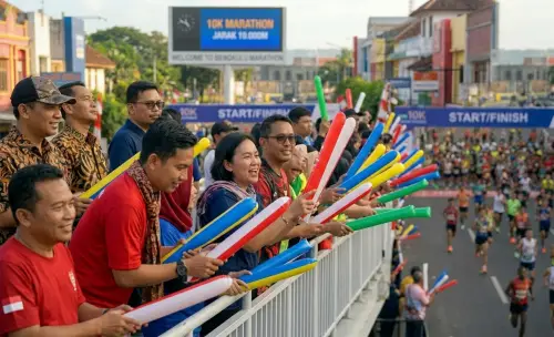 balon tepuk saat event lari marathon