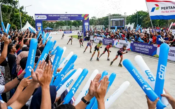 balon tepuk berau sedang digunakan untuk menonton lomba sepatu roda