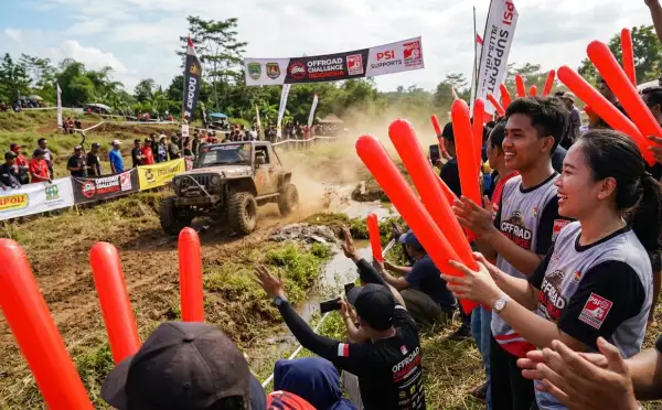 Balon tepuk Binjai digunakan penonton untuk menyemangati peserta dalam acara offroad