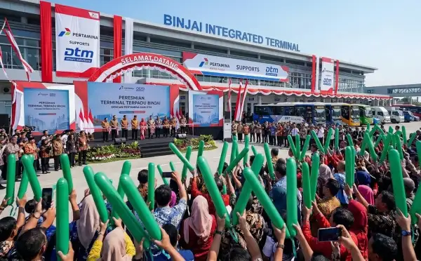 Penonton mengangkat balon tepuk saat acara peresmian Terminal Terpadu Binjai