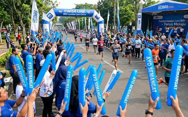 Peserta menyemangati pelari dalam acara maraton