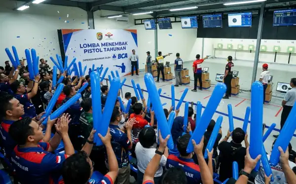 Balon tepuk Blora digunakan penonton saat menyaksikan perlombaan menembak di arena pertandingan.