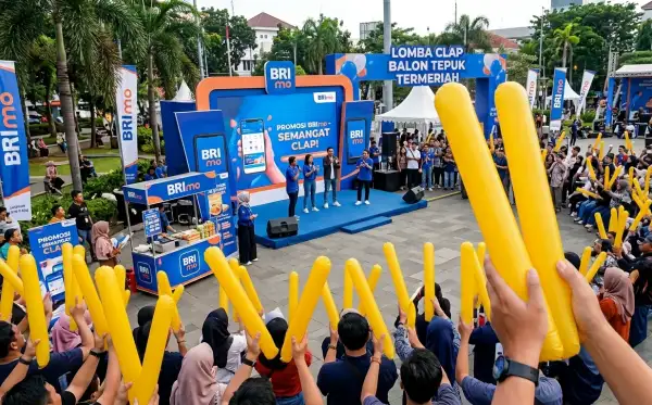 Penonton memeriahkan acara promosi di ruang terbuka.
