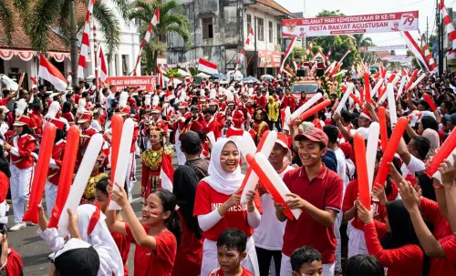 balon tepuk bojonegoro menambah semarak karnaval agustusan