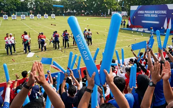 Penonton memberikan dukungan kepada peserta lomba panahan