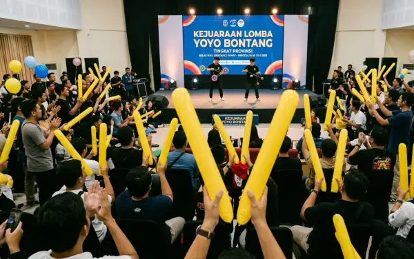 Penonton memberikan semangat dalam kejuaraan lomba yoyo