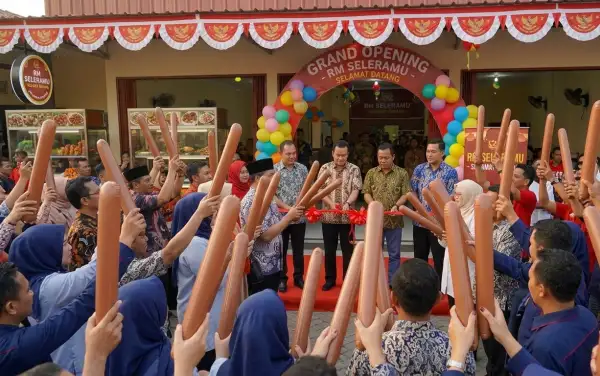 Peserta merayakan pembukaan rumah makan dengan penuh antusias