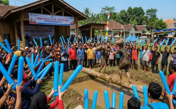 Balon tepuk boyolali digunakan penonton untuk memeriahkan perlombaan gebuk guling di area persawahan.