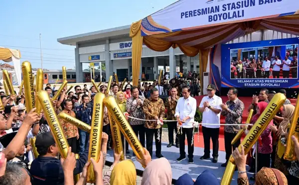 Penonton mengangkat balon tepuk berwarna emas saat acara peresmian Stasiun Boyolali berlangsung.