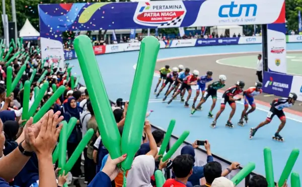 Suporter memberikan semangat kepada peserta perlombaan sepatu roda.