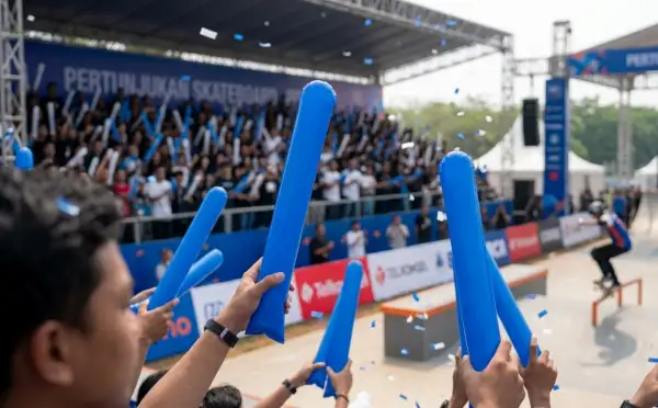 Balon tepuk brebes digunakan penonton untuk menyemangati peserta dalam pertunjukan skateboard di arena olahraga.
