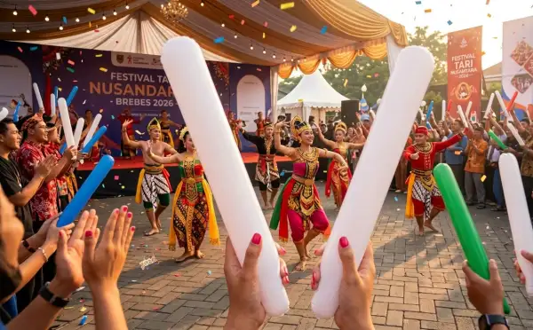 Balon tepuk brebes digunakan untuk memeriahkan Festival Tari Nusantara dengan pertunjukan tari tradisional.