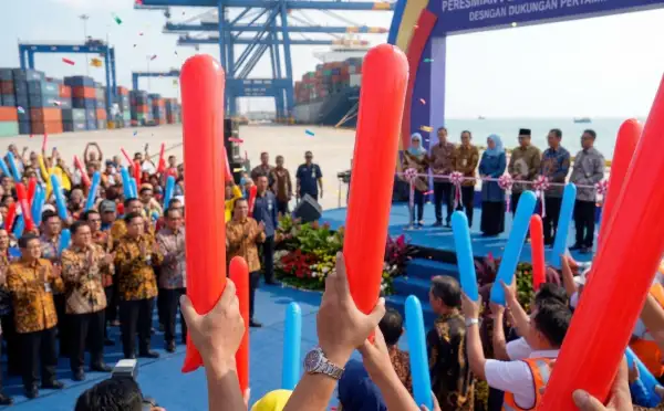 Tamu undangan menghadiri acara peresmian pelabuhan.