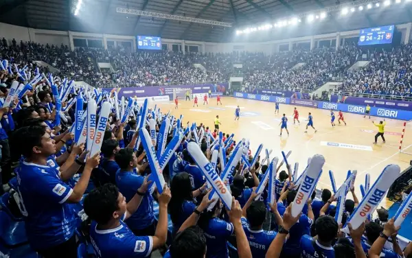 balon tepuk bulungan menambah semangat dan menciptakan suasana yang lebih meriah