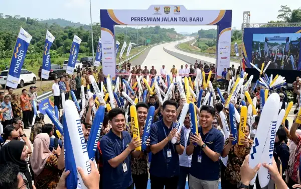 balon tepuk bulungan sedang digunakan untuk acara peresmian jalan tol