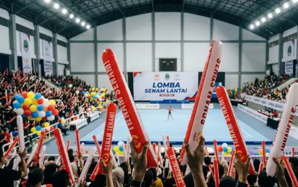 balon tepuk buol digunakan saat menonton perlobaan senam lantai