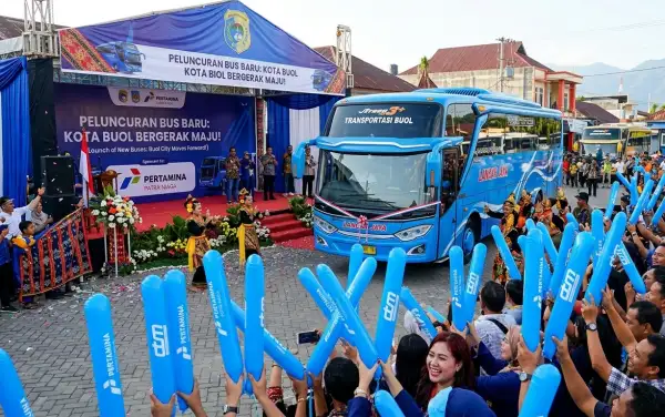 balon tepuk buol digunakan disebuah acara launching bus baru