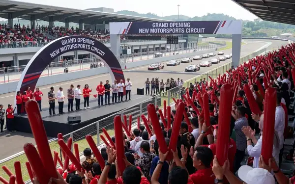Balon Tepuk Dairi digunakan untuk memeriahkan peresmian sirkuit balap dengan dukungan penonton yang antusias.