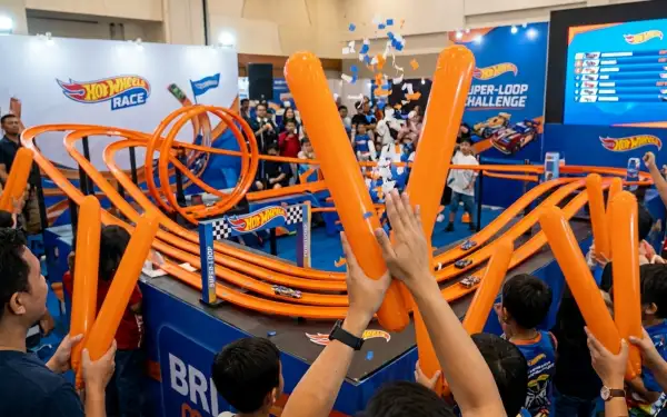 Pengunjung memeriahkan acara permainan Hot Wheels saat menyaksikan kompetisi.
