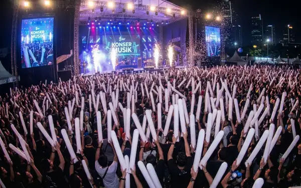 Balon Tepuk Dairi digunakan untuk mendukung kemeriahan konser musik dengan ribuan penonton yang antusias.