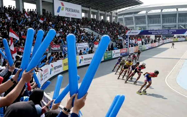 Penonton memberikan dukungan kepada para lomba sepatu roda.