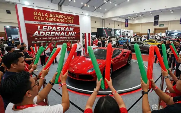 Balon tepuk Deli Serdang digunakan penonton saat meramaikan pameran mobil sport di pusat perbelanjaan.