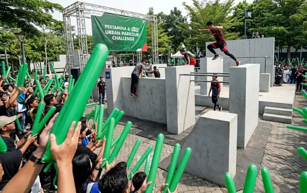 Suporter memberikan semangat kepada atlet yang melewati rintangan pada ajang Urban Parkour Challenge di area pertandingan.