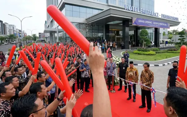 karyawan menyambut acara grand opening hotel dengan suasana meriah saat prosesi peresmian berlangsung.