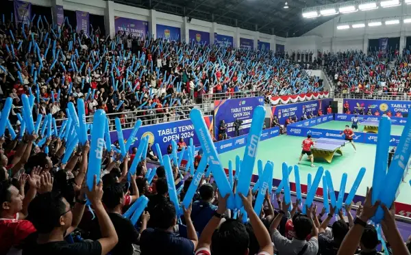balon tepuk donggala sedang digunakan saat melihat pertandingan tenis meja