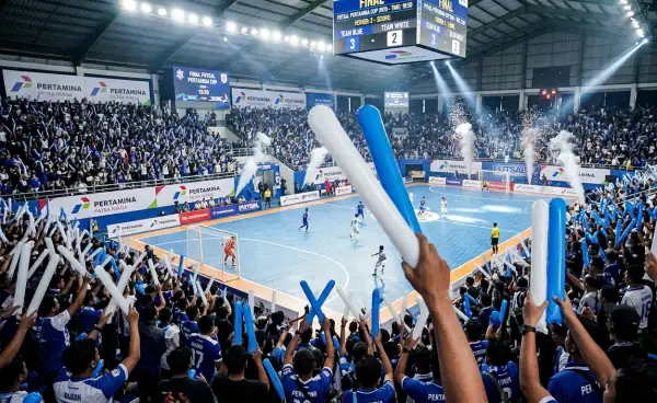 Balon tepuk Empat Lawang digunakan penonton untuk menyemangati pemain dalam pertandingan futsal di arena olahraga.