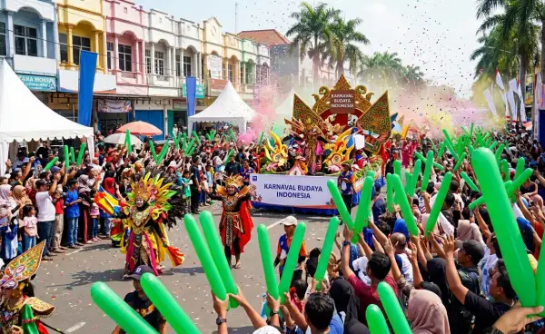 Balon tepuk Empat Lawang digunakan penonton untuk memeriahkan karnaval budaya dengan berbagai pertunjukan seni.