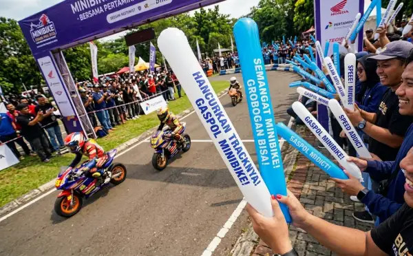 Penonton memberikan dukungan kepada peserta perlombaan minibike di Grobogan.