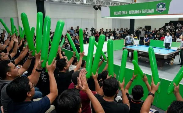 Penonton memberikan dukungan pada pertandingan biliard