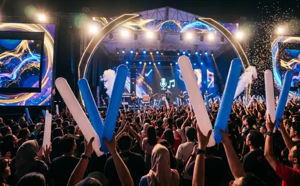 Pengunjung konser menggunakan Balon Tepuk Gunung Mas