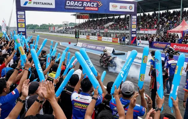 Balon tepuk Gunungsitoli digunakan penonton untuk menyemangati pembalap dalam acara drag race motor.