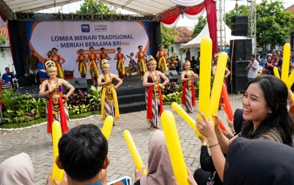 Penonton sedang memeriahkan lomba menari tradisional.