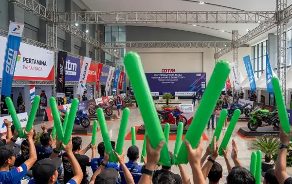 Balon tepuk Gunungsitoli berwarna hijau digunakan penonton untuk meramaikan pameran dan ajang motorsport.