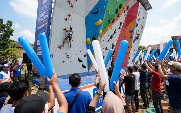 Balon tepuk Humbang Hasundutan digunakan penonton untuk mendukung perlombaan panjat tebing.