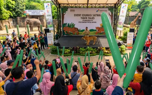 Penonton Memeriahkan dan mengikuti acara edukasi satwa di kebun binatang.