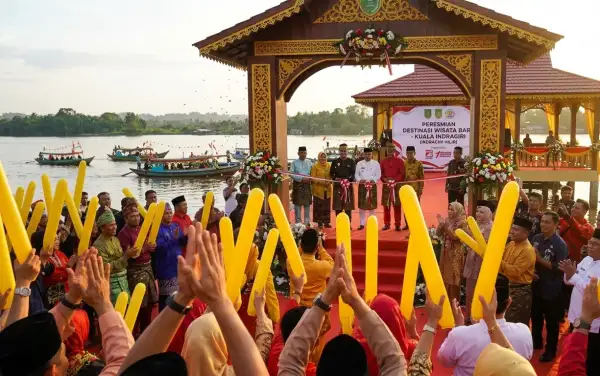 Peresmian destinasi wisata Warga memeriahkan acara peresmian destinasi wisata dengan balon tepuk kuning di tepi sungai saat prosesi pembukaan.