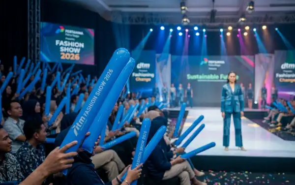Penonton Fashion show  menyaksikan peragaan busana di atas panggung fashion show.