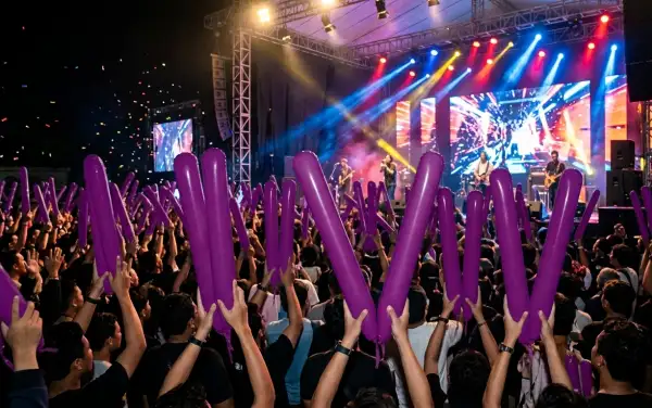 Konser musik Ribuan penonton menggunakan balon tepuk Indragiri Hilir berwarna ungu untuk menambah semangat dan kemeriahan konser musik malam hari.