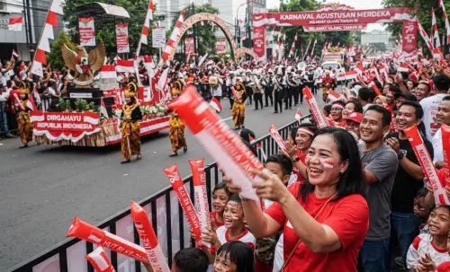 balon tepuk jember saat memeriahkan event karnaval menyambut bulan agustus