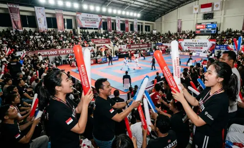 balon tepuk jombang saat digunakan di event indoor stadion