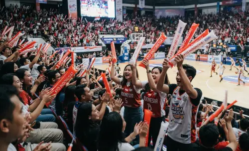 balon tepuk jombang saat digunakan penonton menonton basket